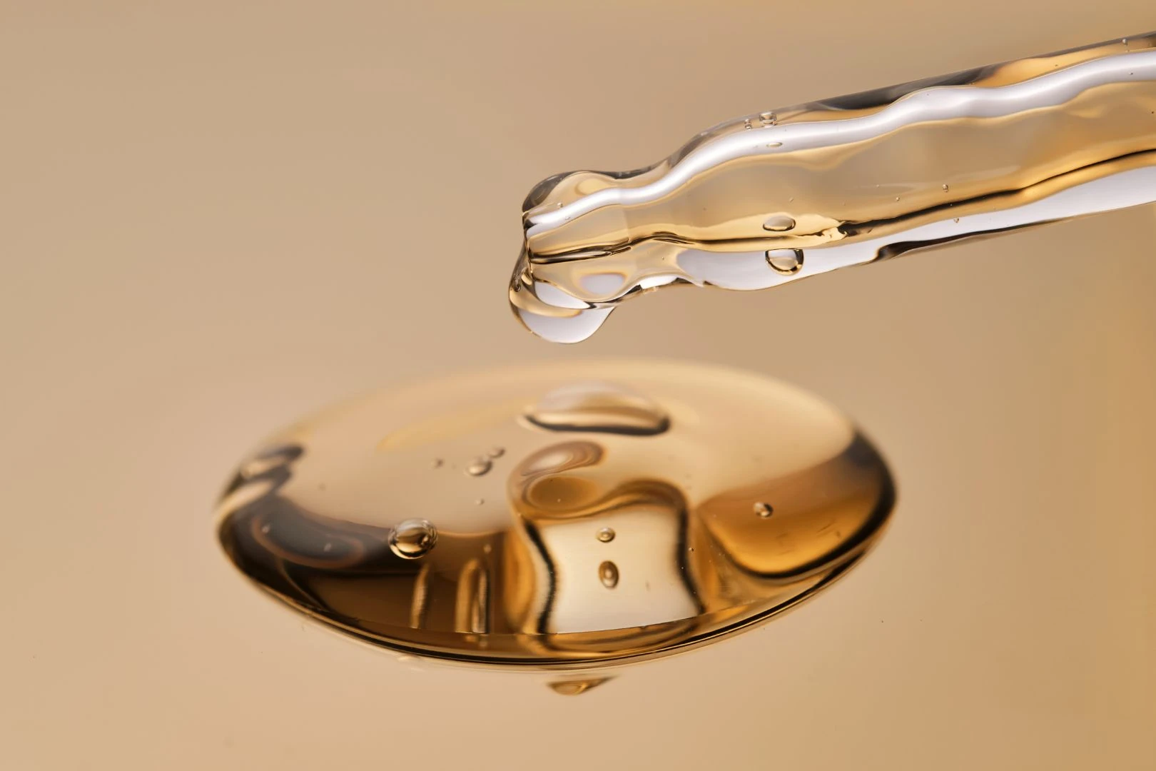 Aplicación de sérum de retinol sobre la piel del rostro por la noche