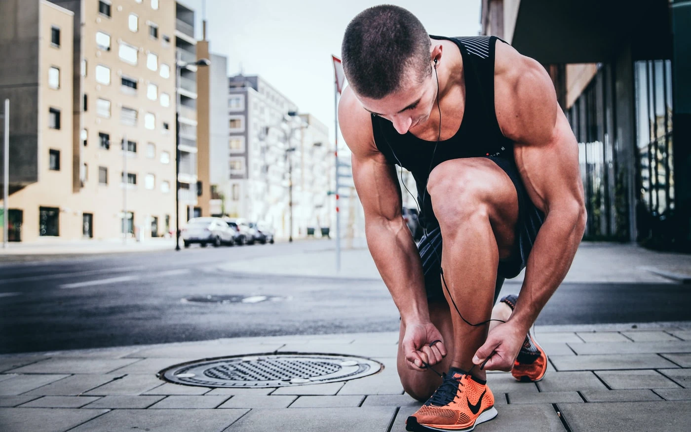Deportista preparándose para practicar deporte