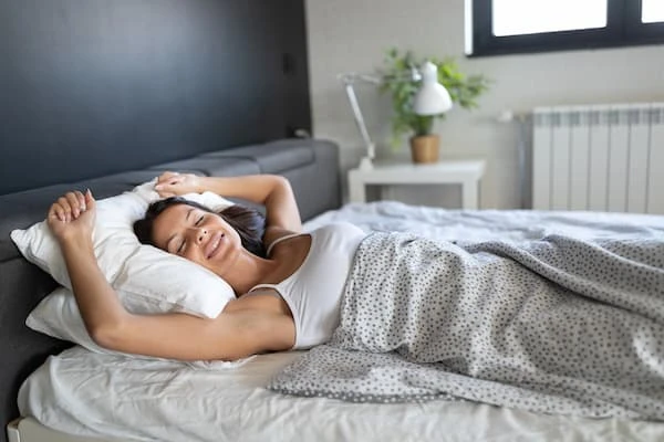 Consejos para conciliar el sueño de forma natural y efectiva mujer despertando de un sueño reparador