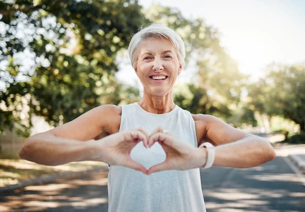 Colesterol y Salud Cardiovascular Mujer adulta con buena salud cardiovascular