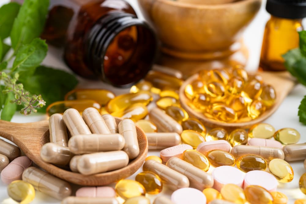 Capsulas de suplementos multivitaminico en tonos otoñales